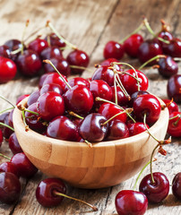 Sweet ripe cherry in a wooden bowl, selective jarec