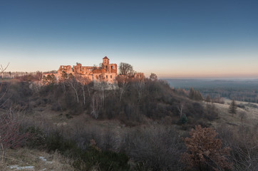 Obraz premium Ruins of medieval castle Teczyn in Rudno, Poland, in the evening