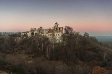 Obraz premium Ruins of medieval castle Teczyn in Rudno, Poland, in the evening