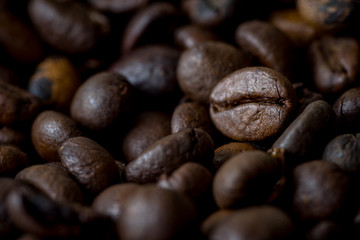 Naklejka premium Close-up view of coffee beans. Selective focus. Macro shoot.