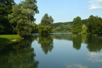 Fototapeta na wymiar El río Krka cerca del castillo de Otocec. Eslovenia