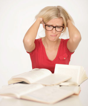 Studentin mit B&uuml;cher und Brille
