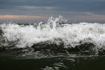 Big wave crest with spindrifts