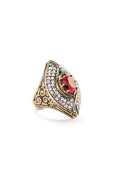 Naklejka premium gold ring with rubinoma on white background