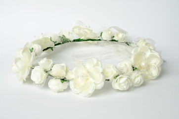 Obraz na płótnie Canvas wreath with white flowers on a white background
