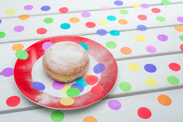 Berliner Pfannkuchen zum Karneval mit Konfetti und Luftschlangen
