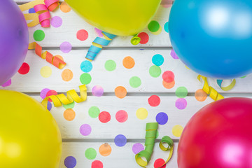 bunter Partyhintergrund mit Konfetti Luftschlangen Luftballons