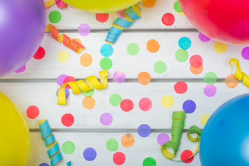 bunter Partyhintergrund mit Konfetti Luftschlangen Luftballons