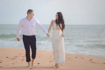 Fototapeta na wymiar Romantic loving couple on the beach