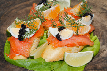Baguette, geräuchertes Lachsfilet, Salat, Gemüse