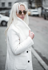 Obraz premium Cute blonde girl in sunglassses outside