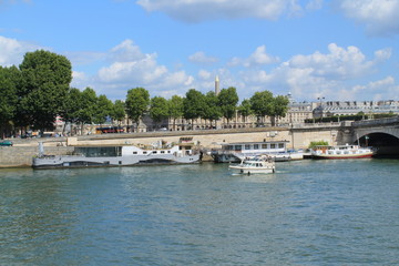 Fototapeta na wymiar Promenade en bateau mouche sur la Seine, Paris
