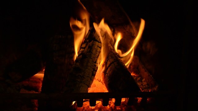 offenes gem&uuml;tliches Kaminfeuer brennt auf einem bitter