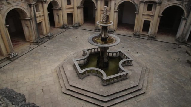 Tomar (Portogallo) - convento di Cristo - Chiostro con fontana templare