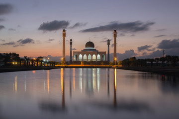 Obraz na płótnie Canvas The twilight view of Thailand mosque