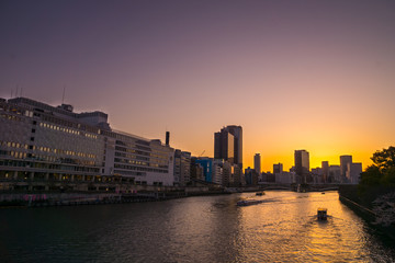 Fototapeta premium 川沿いの都市の夕暮れ