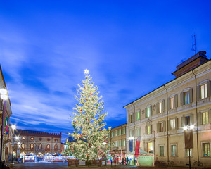 Fototapeta na wymiar Christmas tree in city square with Venetian flair