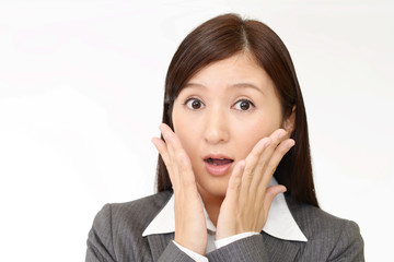 驚く女性