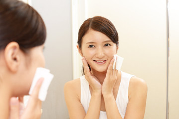 スキンケアをする女性