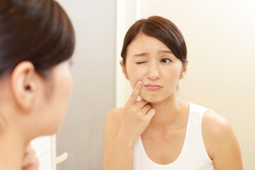 顔のシワが気になる女性