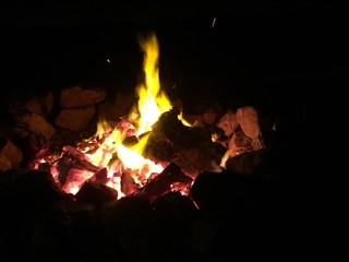Lagerfeuer bei Nacht