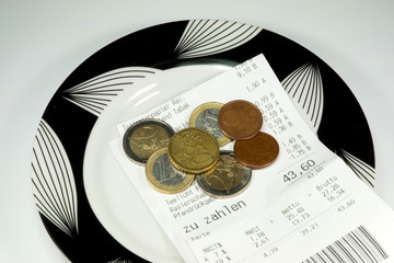 Ein Kassenbon und Bargeld