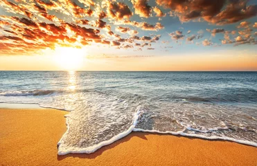 Crédence de cuisine en verre imprimé Plage de Camps Bay, Le Cap, Afrique du Sud Lever du soleil brillant sur la plage de l& 39 océan.