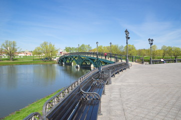 Fototapeta na wymiar MOSCOW, RUSSIA - MAY 7, 2015: Pedestrian bridge over pond in the Park Tsaritsyno