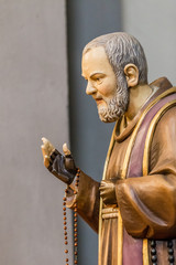 Obraz premium detail of a statue of Saint Father Pius