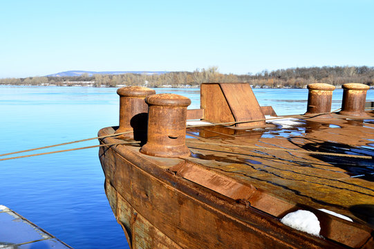 Schiffspoller am Frachtschiff