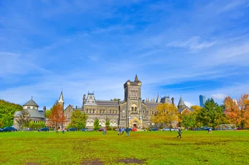 Zelfklevend Fotobehang Campus of University of Toronto in autumn in Toronto, Canada © Javen