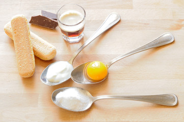 Ingredienti per tiramisu, dolce di formaggio italiano,  fatto con mascarpone, uova, zucchero, savoiardi, caffe, cioccolato ed un goccio di liquore. 