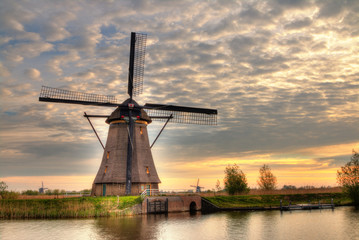 Fototapeta na wymiar Windmill and water canal in Kinderdijk, Netherlands