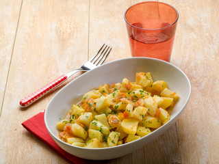 potatoes salad with tomatoes and parsley