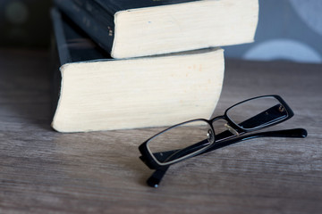 Ein Buch und eine Lesebrille
