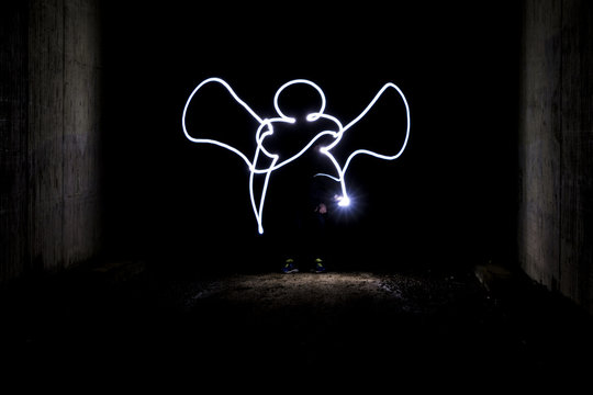 Engel mit Taschenlampe gemalt