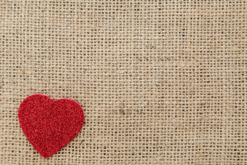ein rotes Herz liegt auf Stoff