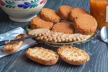 Petit déjeuner avec galettes et palets bretons, pain grillé et confiture 