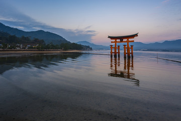 Naklejka premium Pływająca brama Torii w Miyajima w Japonii