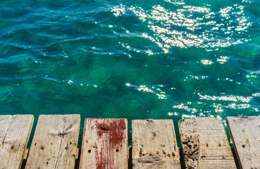 Holz Steg Planken mit Meer Wasser Blau Hintergrund Textur