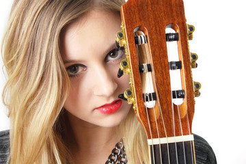 blonde junge Frau mit roten Lippen und Gitarre