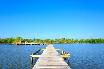 Naklejka premium wooden bridge juts out into of the sea