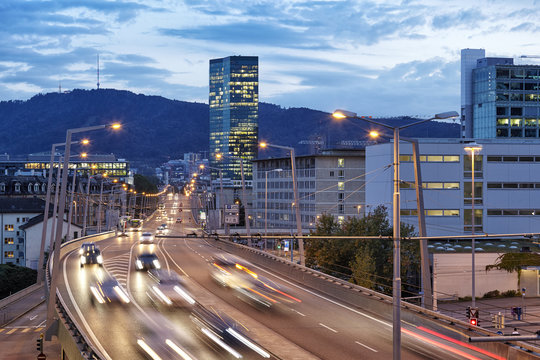 Strassenverkehr Autos Lichter Lichtschlangen Stadt Z&uuml;rich Hardbr&uuml;cke 