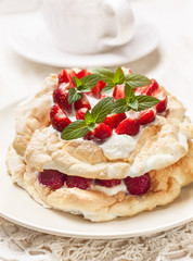  Pavlova cake with fresh strawberries