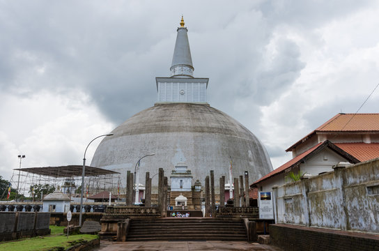 Dagoba Ruwanwelisaya in Anuradhapura