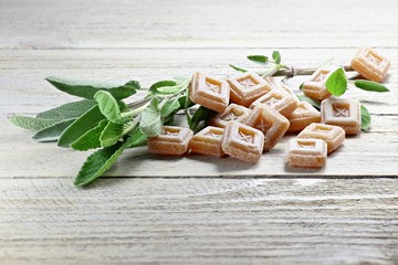 Salbeibonbons auf Holzuntergrund