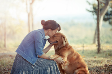 Fototapety  Piękna kobieta z uroczym psem golden retriever