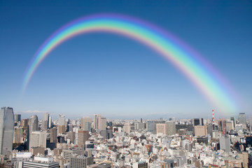都心の風景と虹
