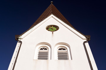 Fototapeta na wymiar Kirche in Nebel auf Amrum