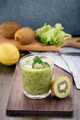 Kiwi and lemon smoothie